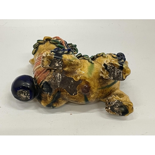 20 - AN ORIENTAL FAMILLE JAUNE FOO DOG POTTERY MODEL, LENGTH 14CM