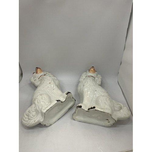 24 - A PAIR OF EARLY 20TH CENTURY STAFFORDSHIRE POTTERY SPANIELS, HEIGHT 33CM