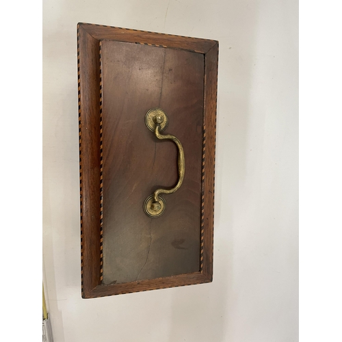 29 - AN EDWARDIAN INLAID MAHOGANY JEWELLERY BOX WITH BRASS HANDLE AND INNER PULL OUT FELT LINED TRAY