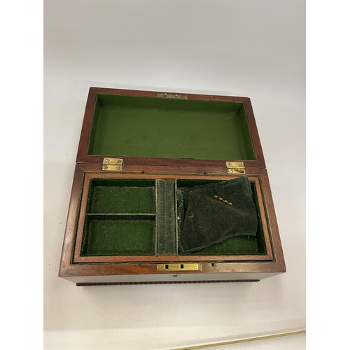 29 - AN EDWARDIAN INLAID MAHOGANY JEWELLERY BOX WITH BRASS HANDLE AND INNER PULL OUT FELT LINED TRAY