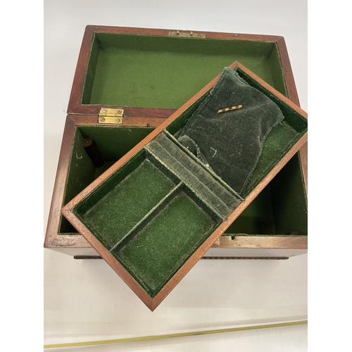 29 - AN EDWARDIAN INLAID MAHOGANY JEWELLERY BOX WITH BRASS HANDLE AND INNER PULL OUT FELT LINED TRAY