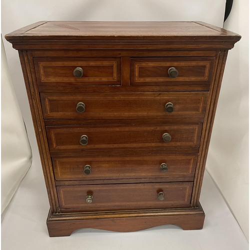 31 - AN EDWARDIAN INLAID MAHOGANY APPRENTICE CHEST OF DRAWERS COMPRISING TWO SHORT OVER FOUR LONG DRAWERS... 