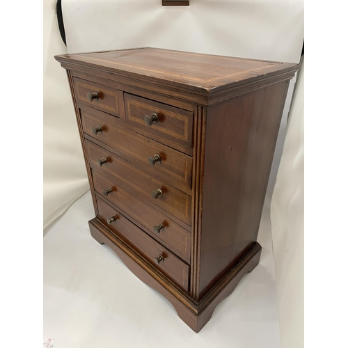 31 - AN EDWARDIAN INLAID MAHOGANY APPRENTICE CHEST OF DRAWERS COMPRISING TWO SHORT OVER FOUR LONG DRAWERS... 