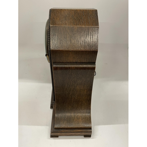 42 - AN EARLY 20TH CENTURY OAK CHIMING MANTLE CLOCK WITH PRESENTATION PLAQUE DATED 1924