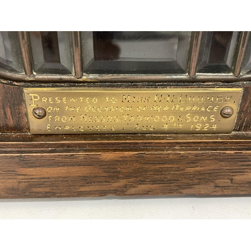 42 - AN EARLY 20TH CENTURY OAK CHIMING MANTLE CLOCK WITH PRESENTATION PLAQUE DATED 1924