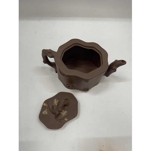 48 - A CHINESE YIXING STYLE CLAY TEAPOT WITH FLORAL DESIGN