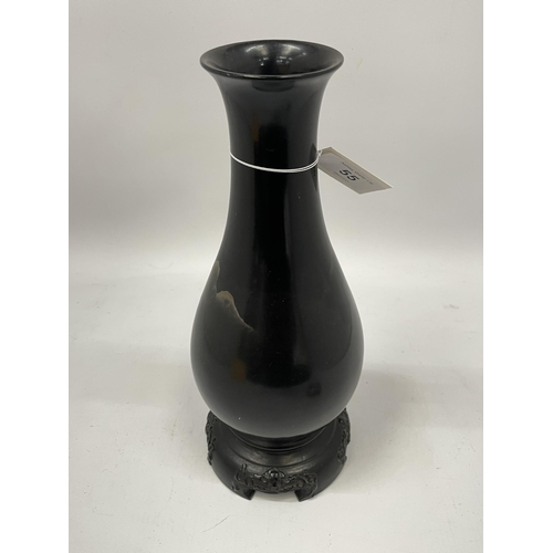 55 - A MID 20TH CENTURY CHINESE FUZHOU BLACK LACQUERED GILT DESIGN VASE ON STAND, HEIGHT 29CM