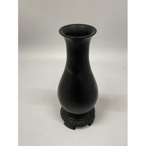 56 - A MID 20TH CENTURY CHINESE FUZHOU BLACK LACQUERED GILT DESIGN VASE ON STAND, HEIGHT 21CM