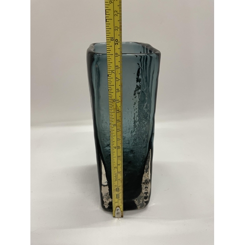 6 - A WHITEFRIARS BAMBOO PATTERN VASE WITH PONTIL MARK TO BASE, HEIGHT 19CM