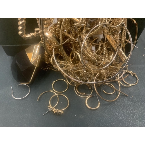 118 - A LARGE QUANTITY OF YELLOW METAL COSTUME JEWELLERY TO INCLUDE NECKLACES, EARRINGS, ETC