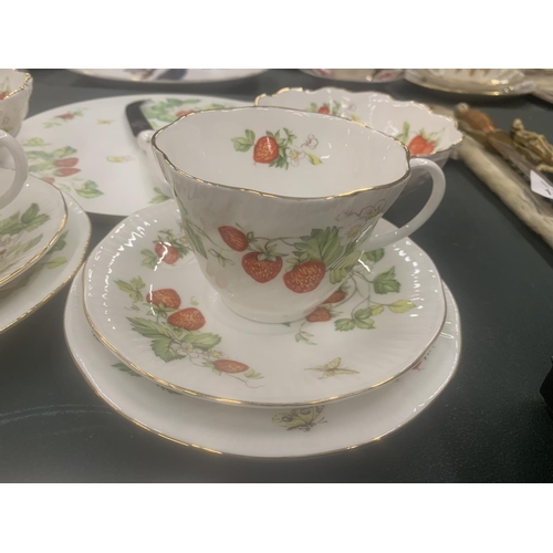 120 - A QUANTITY OF QUEEN'S 'VIRGINIA STRAWBERRY' TEAWARE TO INCLUDE A CHOPPING BOARD AND CHEESE KNIFE, CU... 