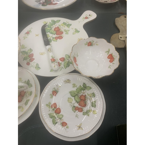 120 - A QUANTITY OF QUEEN'S 'VIRGINIA STRAWBERRY' TEAWARE TO INCLUDE A CHOPPING BOARD AND CHEESE KNIFE, CU... 