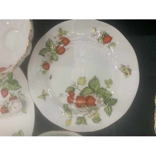 120 - A QUANTITY OF QUEEN'S 'VIRGINIA STRAWBERRY' TEAWARE TO INCLUDE A CHOPPING BOARD AND CHEESE KNIFE, CU... 