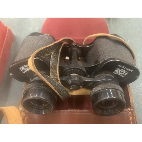 121 - A PAIR OF VINTAGE CARL ZEISS BINOCULARS IN A LEATHER CASE