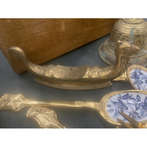 122 - A MIXED LOT TO INCLUDE A VINTAGE MAHOGANY BOX, YELLOW METAL SPOONS WITH CERAMIC BOWLS, A BRASS BELL,... 