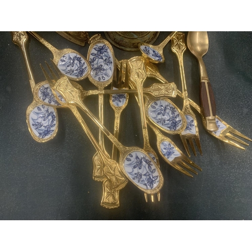 122 - A MIXED LOT TO INCLUDE A VINTAGE MAHOGANY BOX, YELLOW METAL SPOONS WITH CERAMIC BOWLS, A BRASS BELL,... 