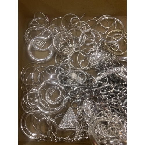 123 - A QUANTITY OF WHITE METAL COSTUME JEWELLERY TO INCLUDE NECKLACES, EARRINGS, ETC