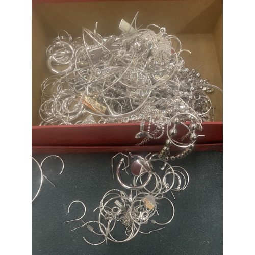 123 - A QUANTITY OF WHITE METAL COSTUME JEWELLERY TO INCLUDE NECKLACES, EARRINGS, ETC