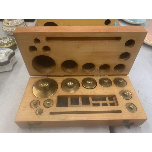 132 - A BOXED SET OF JEWELLERS SCALES PLUS TWO BOXES OF WEIGHTS