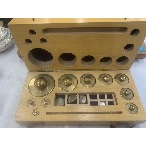 132 - A BOXED SET OF JEWELLERS SCALES PLUS TWO BOXES OF WEIGHTS