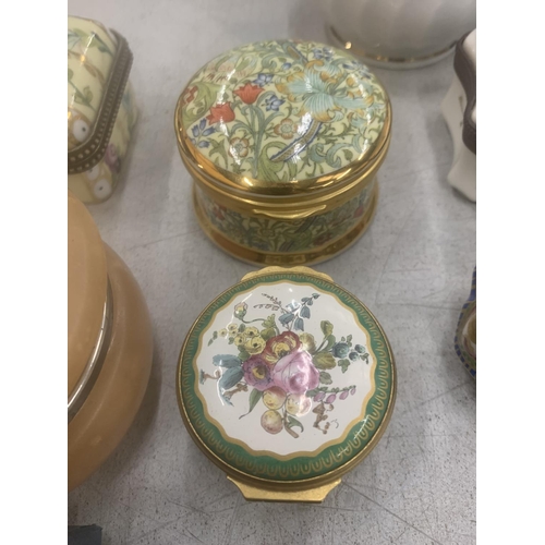 134 - A COLLECTION OF PILL BOXES AND TRINKET BOXES TO INCLUDE HALCYON DAYS, LIMOGES STYLE, ETC