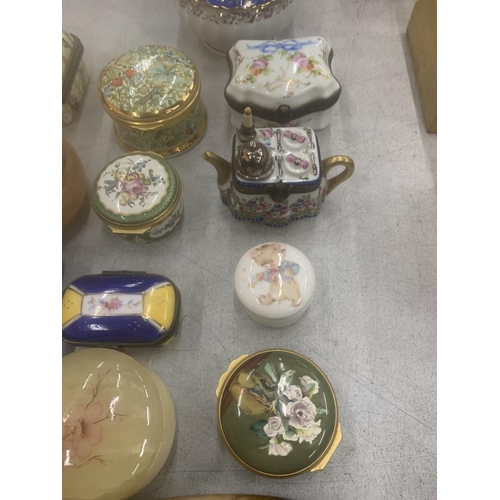 134 - A COLLECTION OF PILL BOXES AND TRINKET BOXES TO INCLUDE HALCYON DAYS, LIMOGES STYLE, ETC