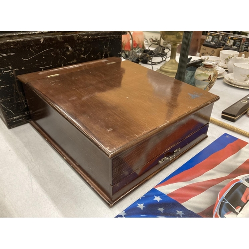 160 - A MAHOGANY DESK TOP WRITING SLOPE