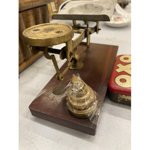 166 - A SET OF VINTAGE EGG GRADING SCALES COMPLETE WITH BRASS WEIGHTS