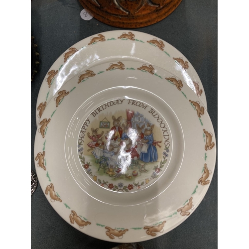 186 - A LARGE WEST GERMAN STYLE VASE, ROYAL DOULTON BUNNYKINS PLATES, AYNSLEY ETC PLATES PLUS A LARGE MARB... 