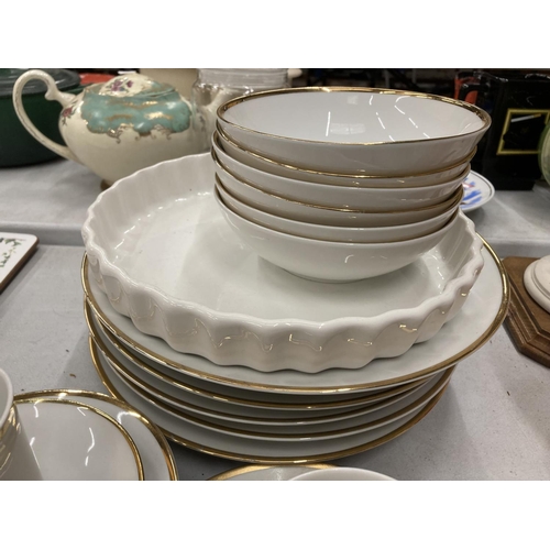 200 - AN ESCHENBACH GERMAN PART DINNER SERVICE TO INCLUDE VARIOUS SIZED PLATES, BOWLS, CUPS, SAUCERS, ETC