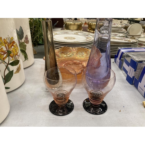 231 - A QUANTITY OF GLASSWARE TO INCLUDE A CARNIVAL GLASS BOWL, VASES AND GLASSES