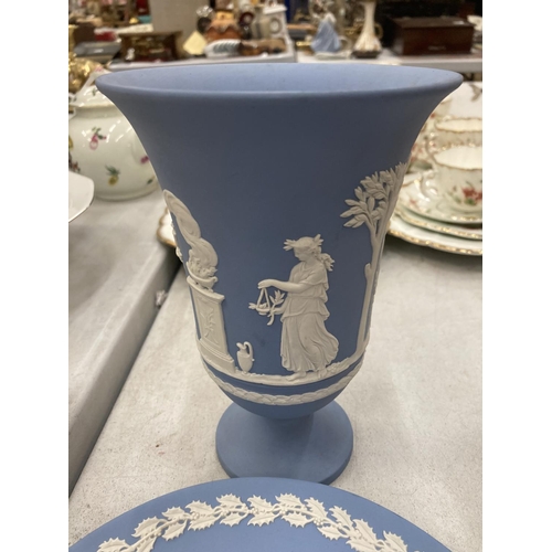 243 - A QUANTITY OF WEDGWOOD JASPERWARE TO INCLUDE A WHITE PLATE WITH A BLUE DEER DECORATION, VASE, PIN TR... 