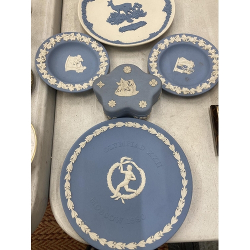 243 - A QUANTITY OF WEDGWOOD JASPERWARE TO INCLUDE A WHITE PLATE WITH A BLUE DEER DECORATION, VASE, PIN TR... 