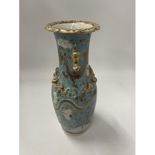 60 - AN EARLY 20TH CENTURY CHINESE CANTON BLUE ENAMEL DRAGON VASE, UNMARKED TO BASE