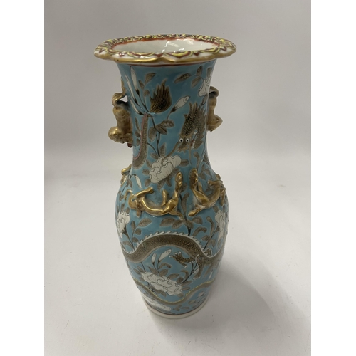 60 - AN EARLY 20TH CENTURY CHINESE CANTON BLUE ENAMEL DRAGON VASE, UNMARKED TO BASE