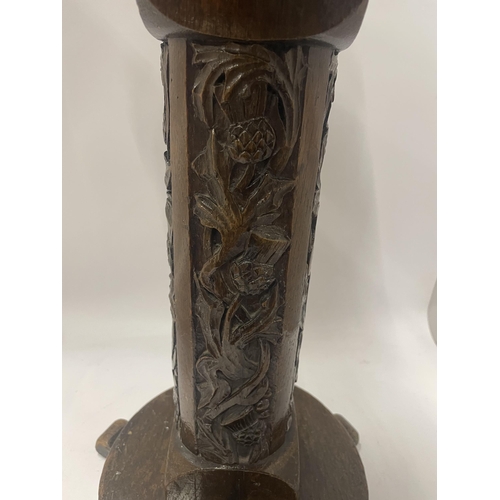 84 - A VINTAGE CARVED OAK PEDESTAL TABLE WITH FLORAL CARVED COLUMN, HEIGHT 50CM