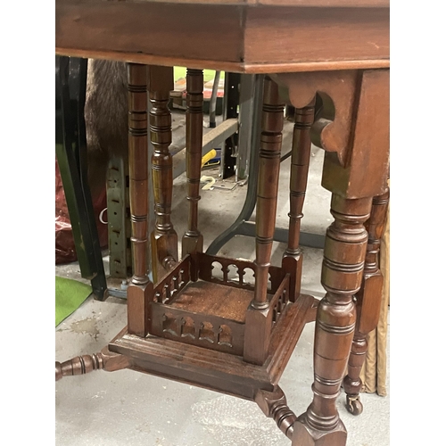 99 - AN EDWARDIAN MAHOGANY OCTAGONAL TABLE WITH GALLERY BASE ON CASTORS