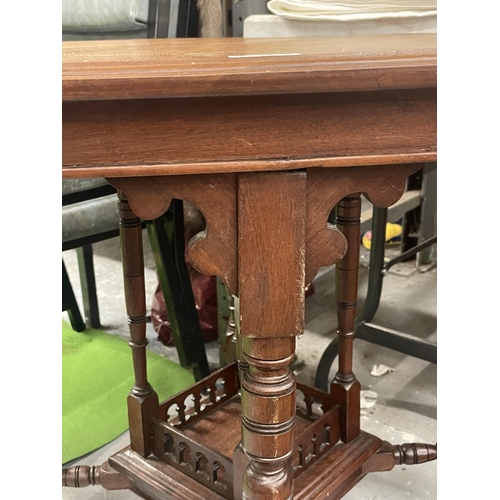 99 - AN EDWARDIAN MAHOGANY OCTAGONAL TABLE WITH GALLERY BASE ON CASTORS