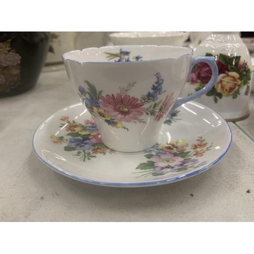 252 - A QUANTITY OF CUPS AND SAUCERS TO INCLUDE SHELLEY, HAMMERSLEY, A ROSLYN CHINA COFFEE POT, SERVING PL... 