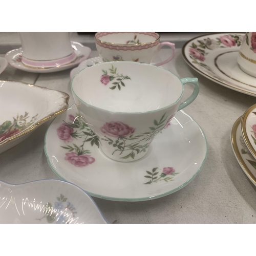 252 - A QUANTITY OF CUPS AND SAUCERS TO INCLUDE SHELLEY, HAMMERSLEY, A ROSLYN CHINA COFFEE POT, SERVING PL... 