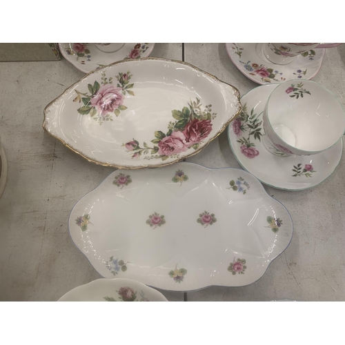 252 - A QUANTITY OF CUPS AND SAUCERS TO INCLUDE SHELLEY, HAMMERSLEY, A ROSLYN CHINA COFFEE POT, SERVING PL... 