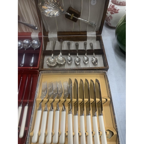 259 - A QUANTITY OF BOXED FLATWARE TO INCLUDE SOUP SPOONS, DESSERT SPOONS, SERVING SPOONS, FISH KNIVES AND... 