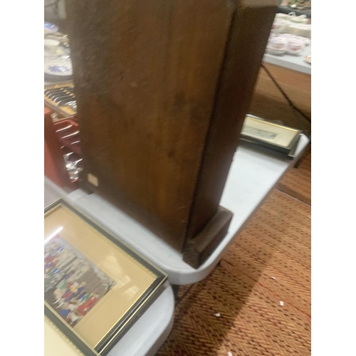 261 - A VINTAGE MAHOGANY CASED MANTLE CLOCK WITH FLORAL DECORATED GLASS DOOR, TO INCLUDE PENDULUM AND KEY ... 