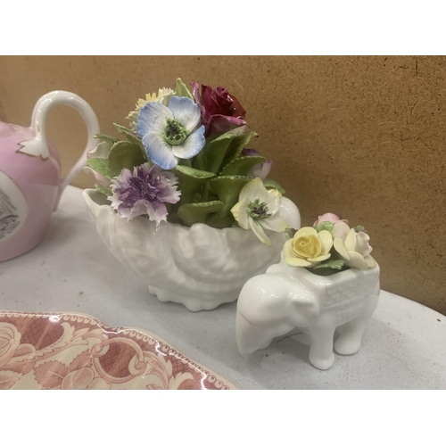 264 - A QUANTITY OF CERAMIC AND CHINA TO INCLUDE A ROYAL CROWN DERBY 'DERBY POSIES' TRIO, CREAM JUG, CAKE ... 