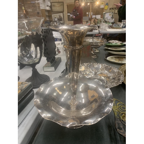 288 - A QUANTITY OF SILVER PLATE AND BRASS ITEMS TO INCLUDE TRAYS, AN EPERGNE, CANDLESTICK A/F, BRACKETS, ... 