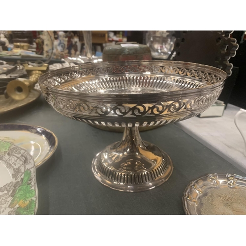 299 - A QUANTITY OF GLASSWARE TO INCLUDE BOWLS AND VASES PLUS A SILVER PLATED FOOTED PEDESTAL BOWL, HANDLE... 