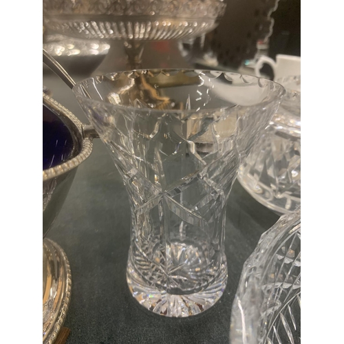 299 - A QUANTITY OF GLASSWARE TO INCLUDE BOWLS AND VASES PLUS A SILVER PLATED FOOTED PEDESTAL BOWL, HANDLE... 