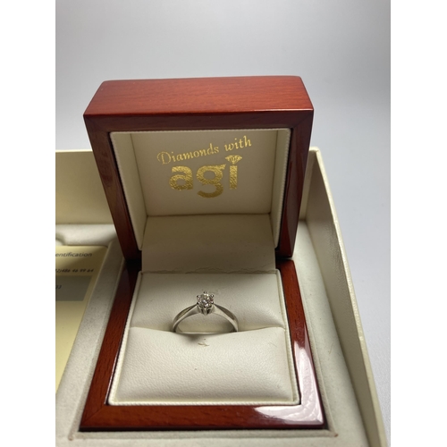 528 - AN 18 CARAT GOLD WIRE SET DIAMOND RING WITH A 0.33 CARAT DIAMOND WITH A 'VERY GOOD' QUALITY E CUT DI... 