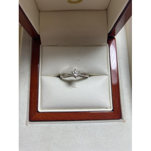 528 - AN 18 CARAT GOLD WIRE SET DIAMOND RING WITH A 0.33 CARAT DIAMOND WITH A 'VERY GOOD' QUALITY E CUT DI... 