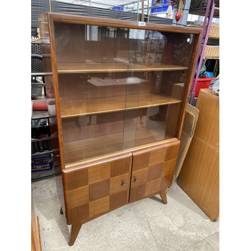 A MID 20TH CENTURY SHINY WALNUT BOOKCASE WITH GLASS SLIDING DOORS AND